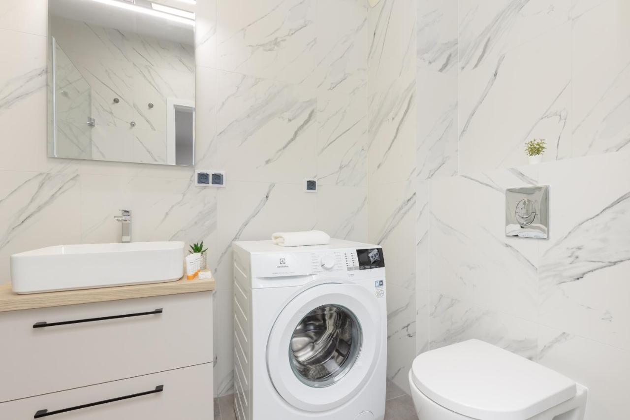 Appartamento Goodnight Bialoleka With 2 Bedrooms & Parking By Renters